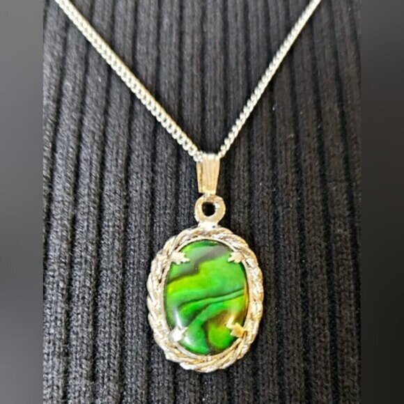 Green Polished Stone Pendant Necklace on Silvertone Chain – Vintage Style - Picture 4 of 6